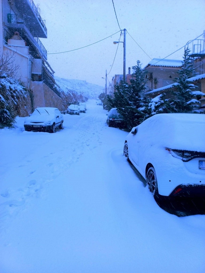 Όμορφες εικόνες και βίντεο από την χιονισμένη Αττική - Νέα υποτροπή του καιρού από το βράδυ παρά την ύφερση των φαινομένων