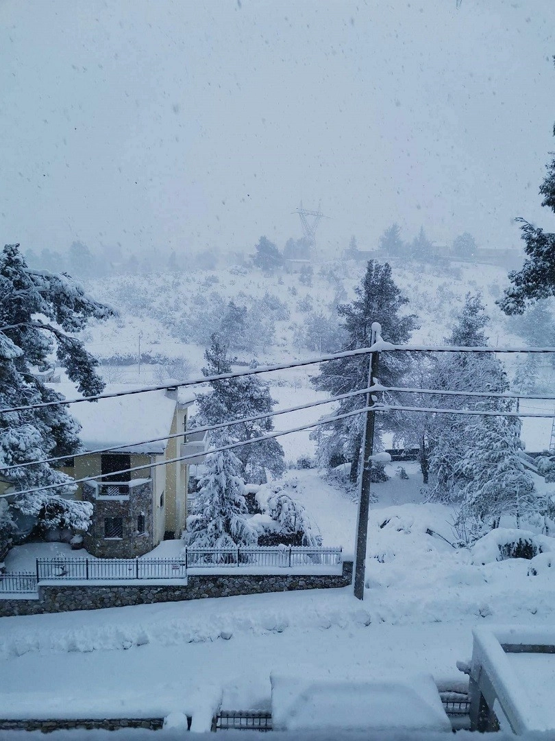 Όμορφες εικόνες και βίντεο από την χιονισμένη Αττική - Νέα υποτροπή του καιρού από το βράδυ παρά την ύφερση των φαινομένων