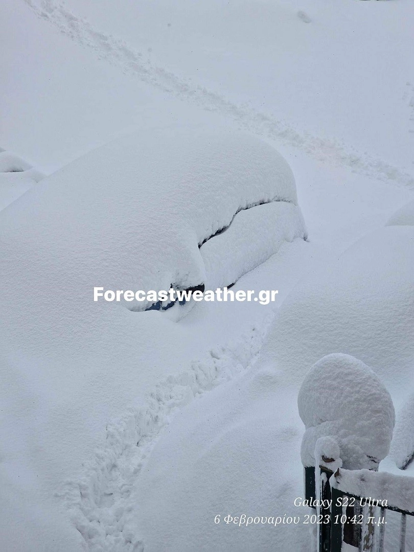 Εύβοια : Που χρειάζονται αλυσίδες και που παρατηρούνται προβλήματα - Πυκνό χιόνι έπεσε και στην Χαλκίδα