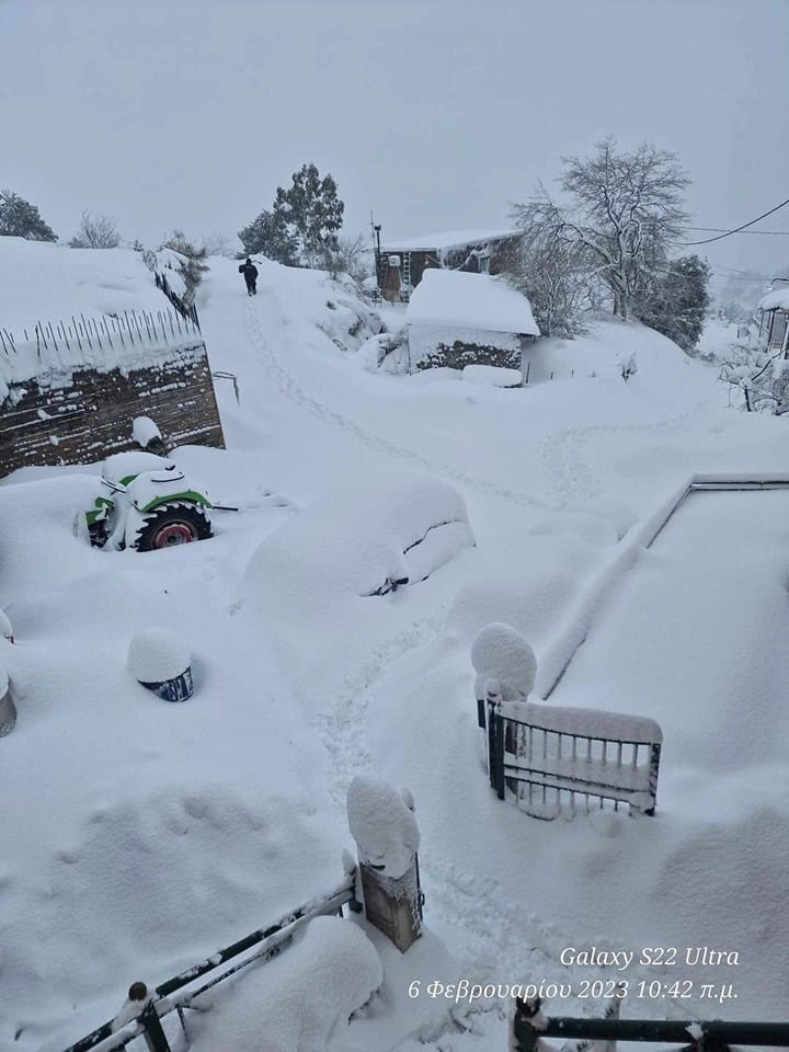 Εύβοια : Που χρειάζονται αλυσίδες και που παρατηρούνται προβλήματα - Πυκνό χιόνι έπεσε και στην Χαλκίδα