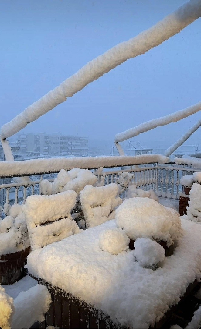 Στα λευκά η πόλη του Βόλου. Δείτε εικόνες.