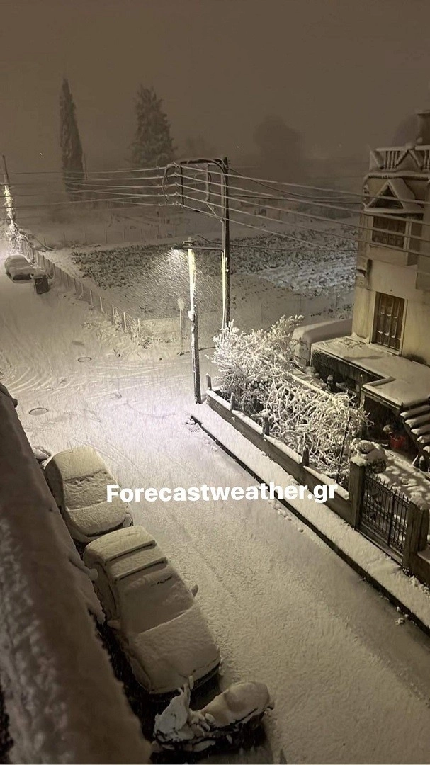 Στα λευκά η πόλη του Βόλου. Δείτε εικόνες.