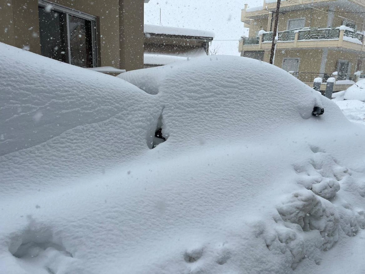 Μεγάλες ποσότητες χιονιού καταγράφονται στην Θήβα από τις πυκνές χιονοπτώσεις που ξεκίνησαν από τα ξημερώματα της Τρίτης