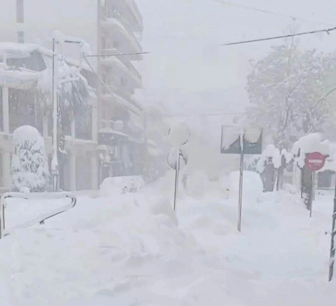 Μεγάλες ποσότητες χιονιού καταγράφονται στην Θήβα από τις πυκνές χιονοπτώσεις που ξεκίνησαν από τα ξημερώματα της Τρίτης