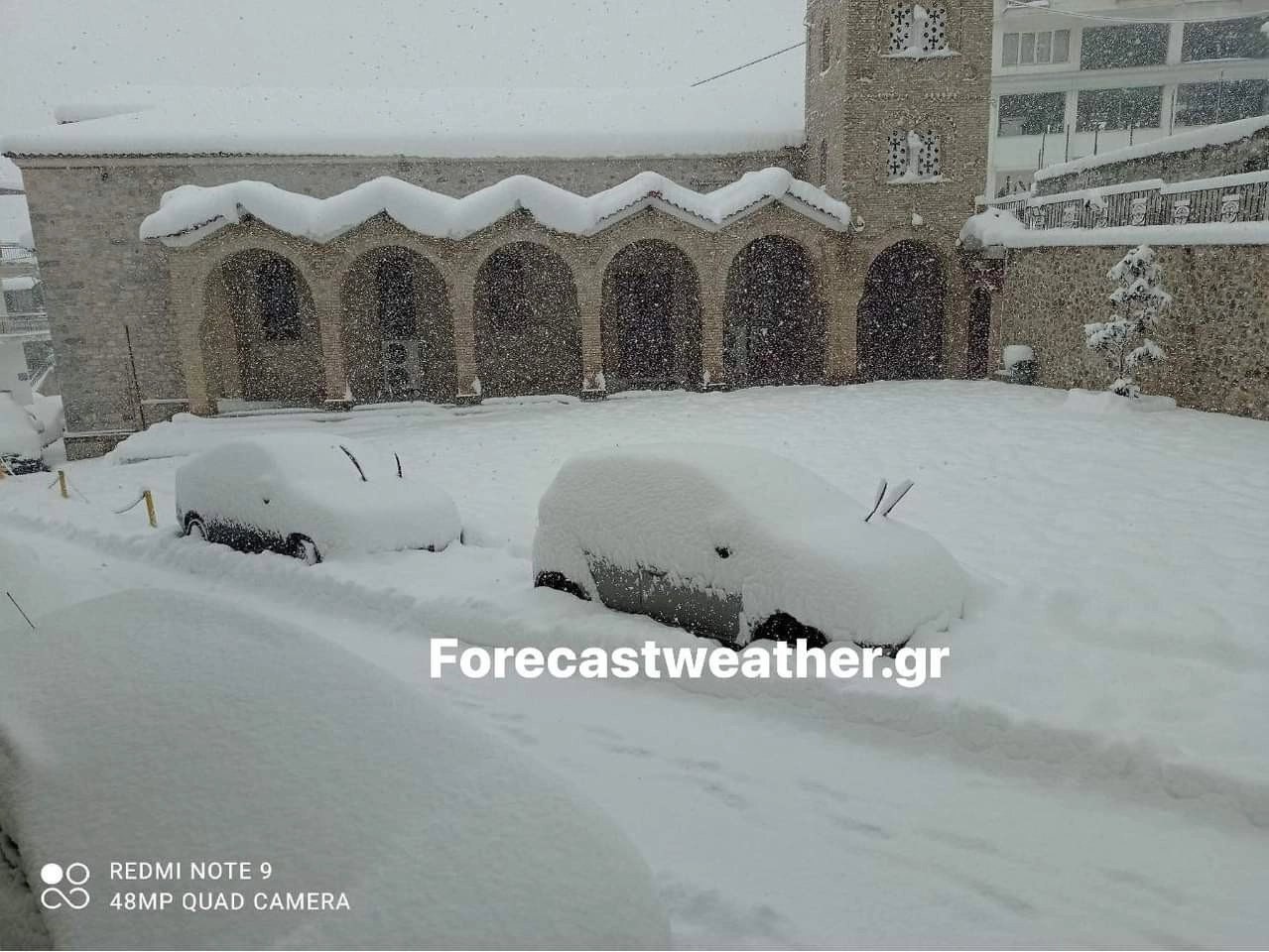 Μεγάλες ποσότητες χιονιού καταγράφονται στην Θήβα από τις πυκνές χιονοπτώσεις που ξεκίνησαν από τα ξημερώματα της Τρίτης