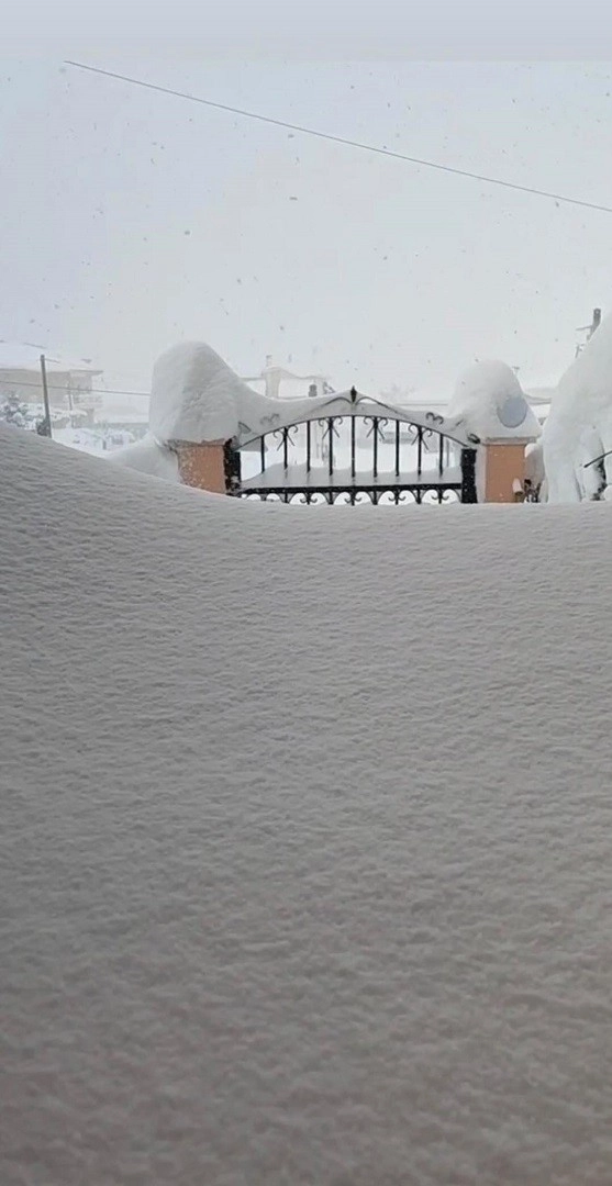 Μεγάλες ποσότητες χιονιού καταγράφονται στην Θήβα από τις πυκνές χιονοπτώσεις που ξεκίνησαν από τα ξημερώματα της Τρίτης