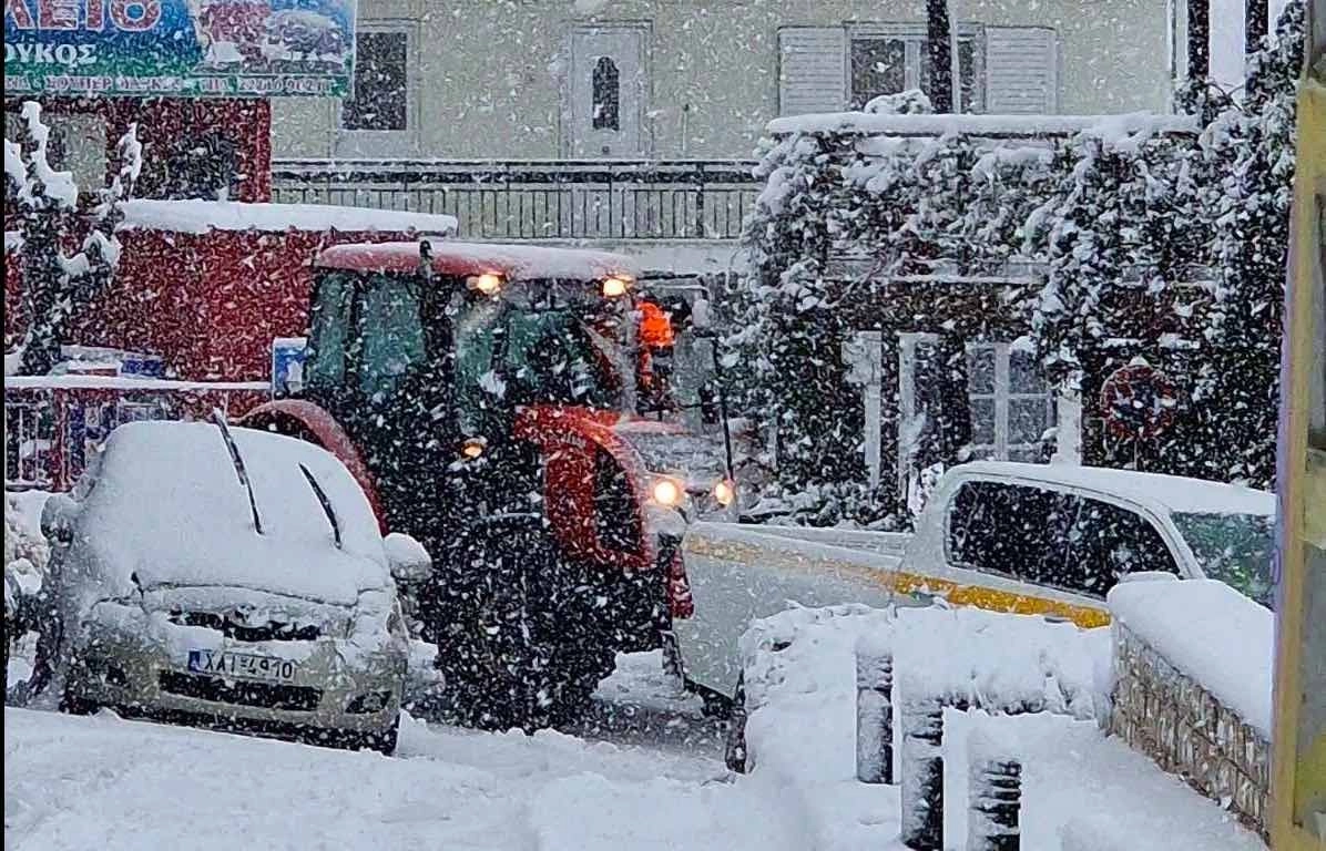 Θαμμένα στο χιόνι χωριά της Εύβοιας - Πυκνό χιόνι και στην Χαλκίδα
