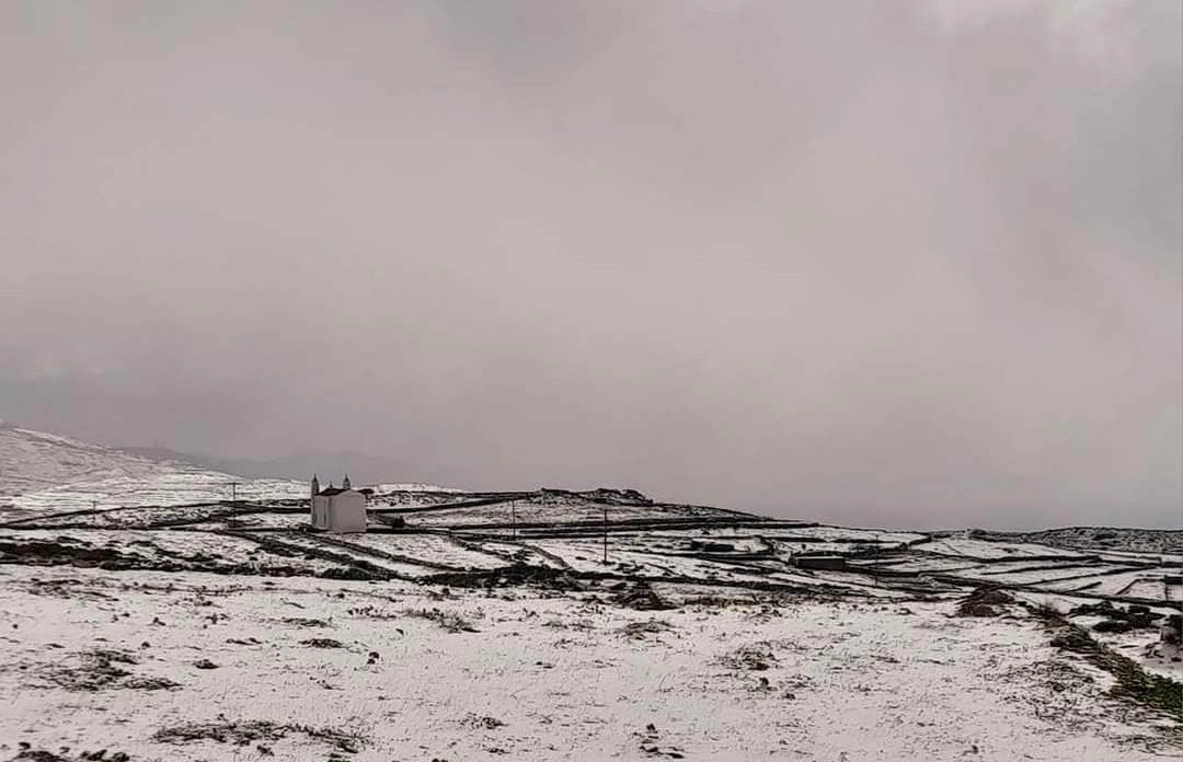 Κυκλάδες : Ντύθηκαν στα λευκά ορεινές περιοχές της Τήνου και της Νάξου - Που χρειάζονται αλυσίδες (video)