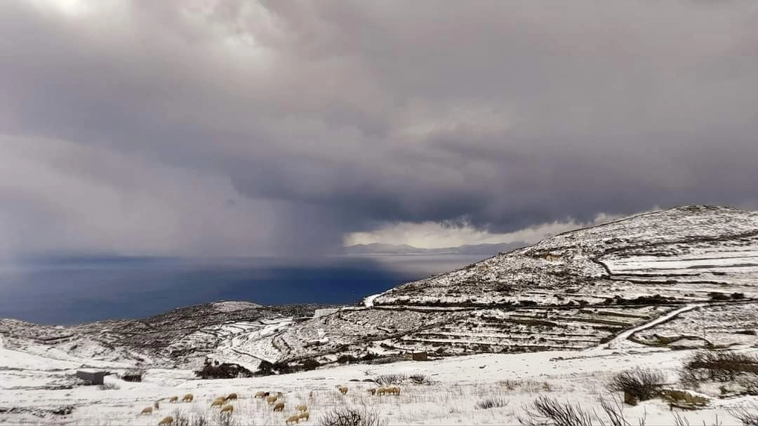 Κυκλάδες : Ντύθηκαν στα λευκά ορεινές περιοχές της Τήνου και της Νάξου - Που χρειάζονται αλυσίδες (video)