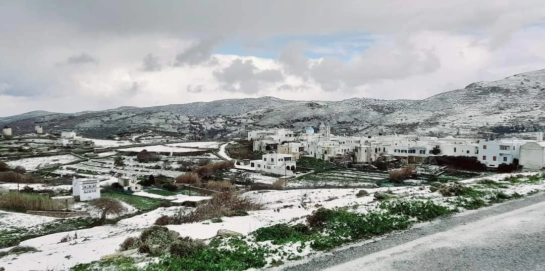 Κυκλάδες : Ντύθηκαν στα λευκά ορεινές περιοχές της Τήνου και της Νάξου - Που χρειάζονται αλυσίδες (video)
