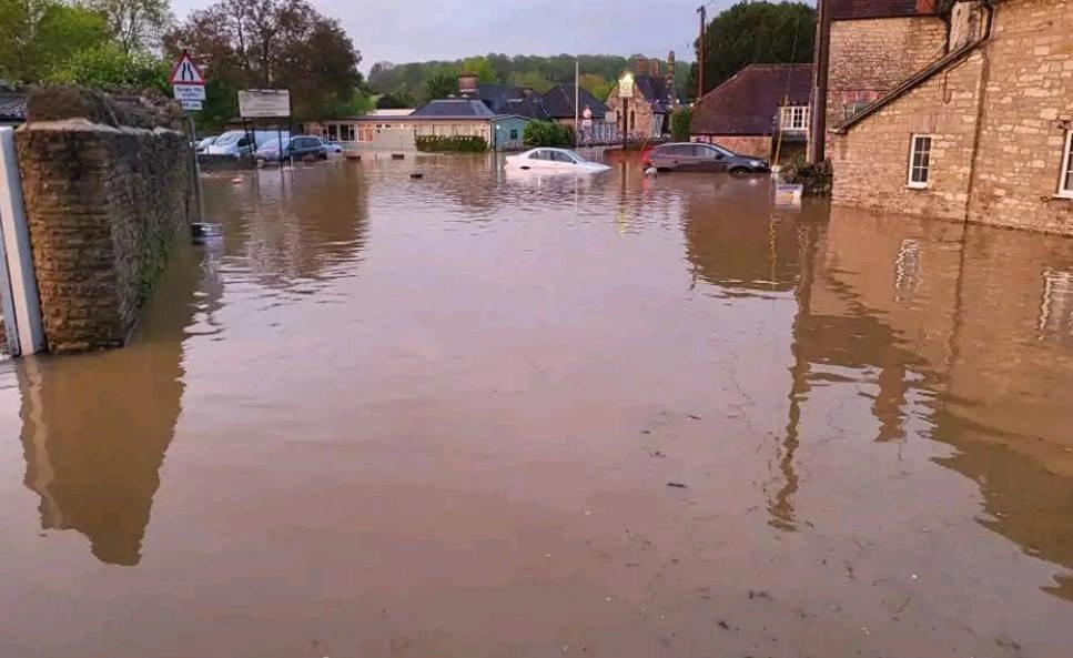 Καταρρακτώδεις βροχές στην νότια Αγγλία προκάλεσαν χθες εκτεταμένες πλημμύρες και κατολισθήσεις
