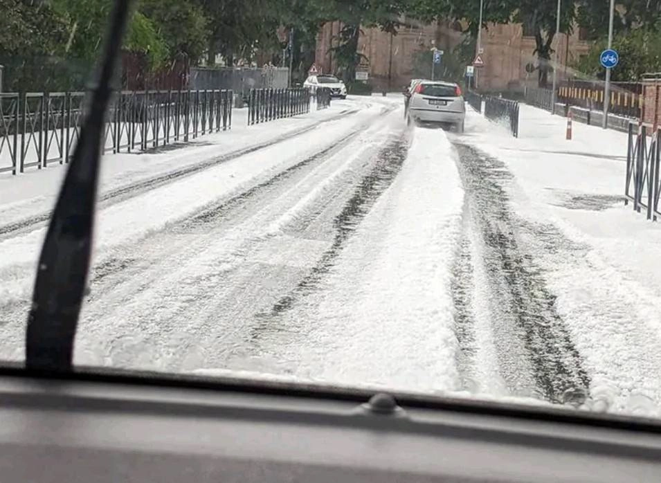 Ιταλία : Σφοδρή χαλαζόπτωση στο Πιεμόντε - Ισχυρές βροχές σε πολλές περιοχές - Χιονοπτώσεις στις Δολομιτικές Άλπεις (video)