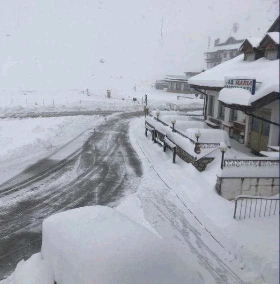 Ιταλία : Πάνω από 60 εκατοστά φρέσκου χιονιού έπεσε στις Δολομιτικές Άλπεις αν και είμαστε στα μέσα Μαϊου