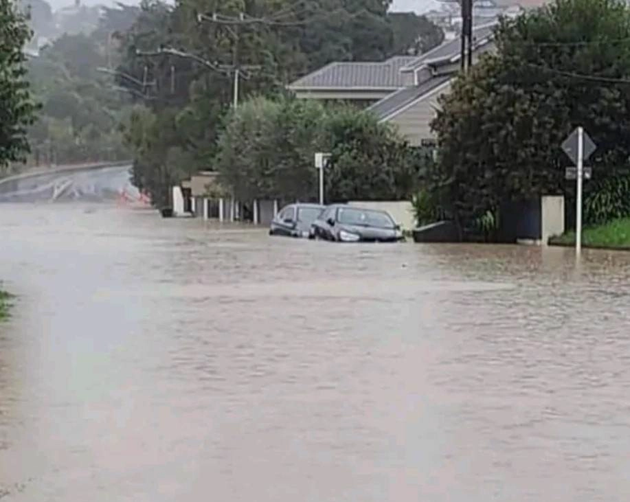 Σφοδρές βροχοπτώσεις στην Νέα Ζηλανδία : Πλημμύρες και σοβαρές ζημιές στο Όκλαντ με έναν νεκρό