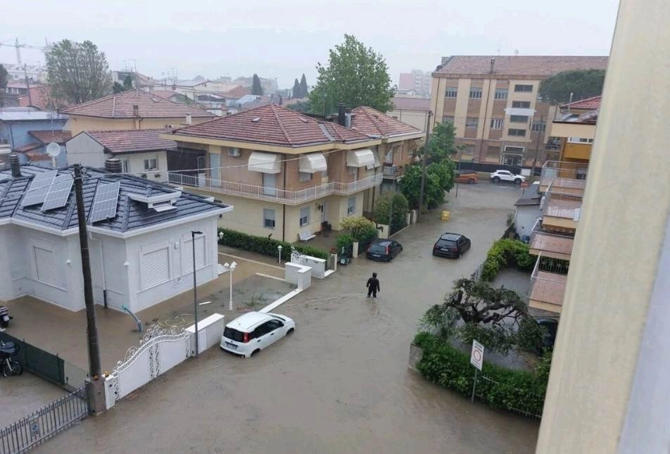 Ιταλία : Σοβαρά προβλήματα σε πολλές περιοχές της χώρας από τις καταρρακτώδεις βροχές - 1.000 άνθρωποι εγκατέλειψαν τα σπίτια τους (video)