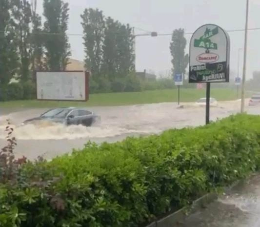 Ιταλία : Σοβαρά προβλήματα σε πολλές περιοχές της χώρας από τις καταρρακτώδεις βροχές - 1.000 άνθρωποι εγκατέλειψαν τα σπίτια τους (video)