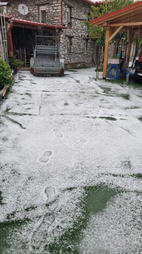 Το&hellip; έστρωσε με χαλάζι στα ορεινά της Ελασσόνας - Βίντεο και φωτογραφίες 