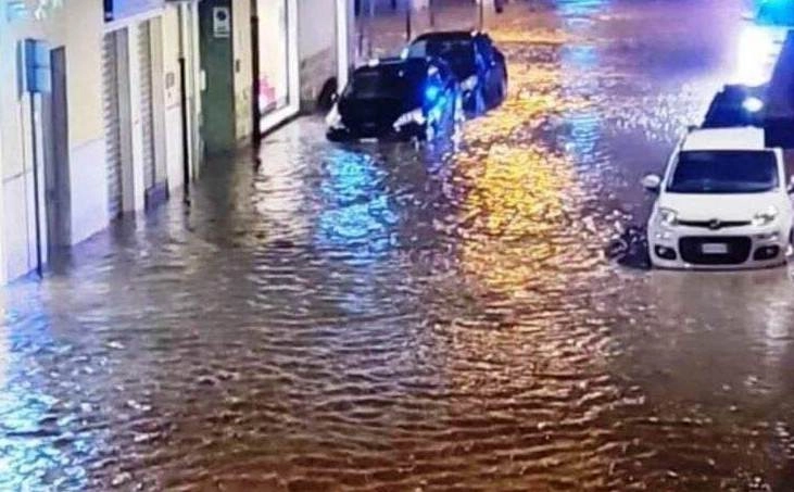 Κυκλώνας Νίνο στην Ιταλία : Πλημμύρες στην Περιφέρεια Πιεμόντε και σφοδροί άνεμοι στην Σικελία - Ένας νεκρός και πολλές ζημιές (video)