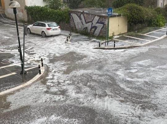 Σφοδρή χαλαζόπτωση στην Πτολεμαϊδα προκάλεσε ζημιές και πλημμύρες μετά από το ξέσπασμα ισχυρής καταιγίδας