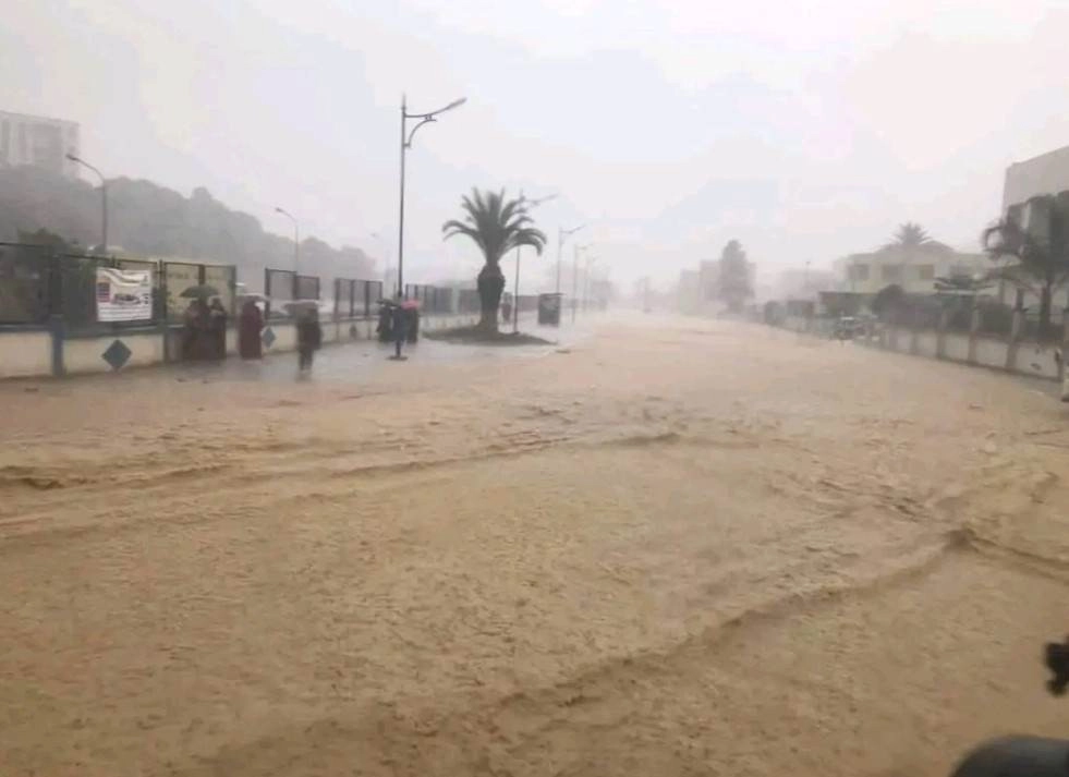 Η Μεσόγειος προκαλεί ασυνήθιστα βίαια φαινόμενα για τα δεδομένα της εποχής : Σφοδρές βροχοπτώσεις πλήττουν και την Αλγερία 