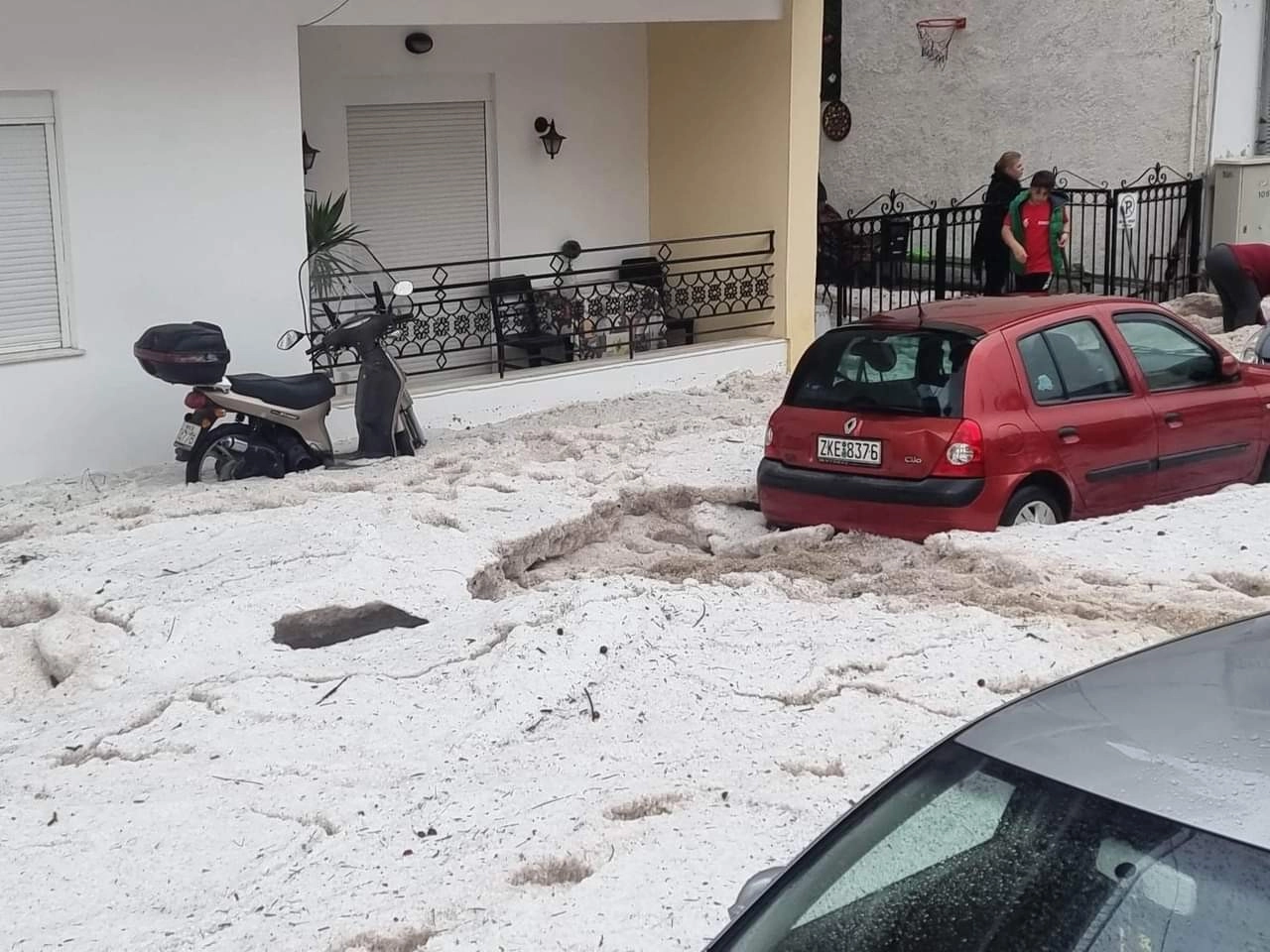Σφοδρή χαλαζόπτωση ξέσπασε τις μεσημεριανές ώρες στην πόλη των Ιωαννίνων προκαλώντας πλημμύρες (εικόνες & video)