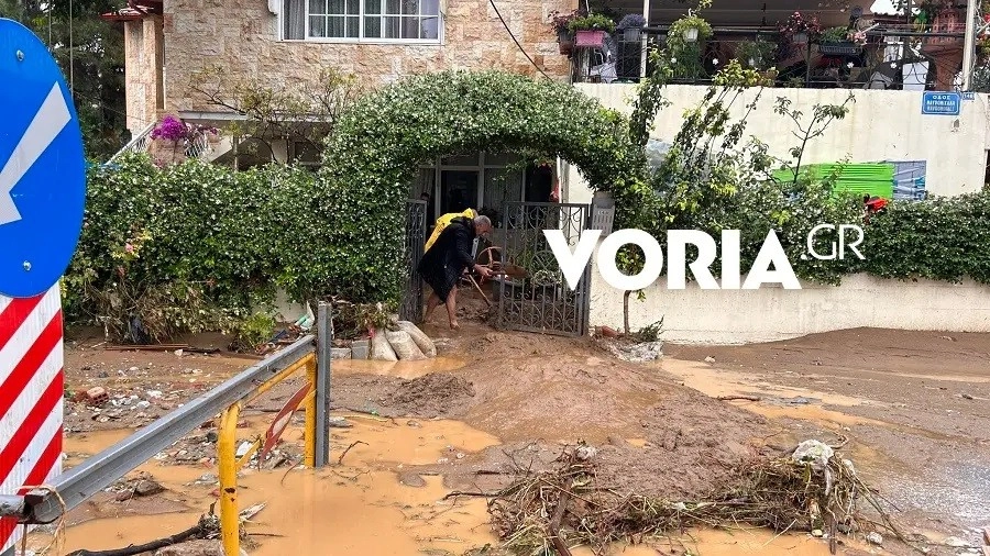 Απεγκλωβισμοί, πλημμύρες και εικόνες καταστροφής από τις καταρρακτώδεις βροχές που έπληξαν την Θεσσαλονίκη (video)