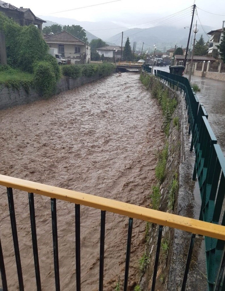 Κοζάνη : Πλημμύρισαν σπίτια από την ισχυρή βροχόπτωση στην Εορδαία - Τοιχίο καταπλάκωσε αυτοκίνητο