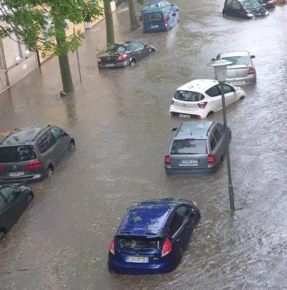 Γερμανία : Σφοδρές καταιγίδες στο Ντούισμπουργκ, το Μπράουνσβαϊγκ και στο Κάσσελ προκάλεσαν εκτεταμένες πλημμύρες