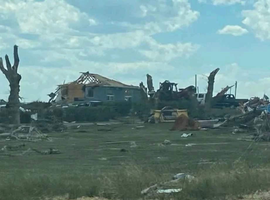 Ανεμοστρόβιλος σε περιοχές του Καναδά κατέστρεψε χθες ολοσχερώς σπίτια, σκότωσε δεκάδες ζώα και τραυμάτισε αρκετούς ανθρώπους