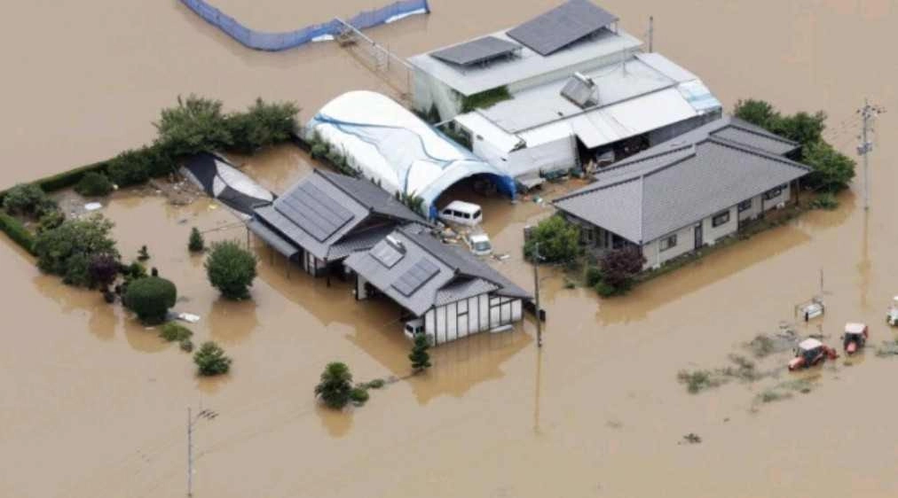 Καταστροφικές πλημμύρες στην Ιαπωνία : Κατάρρευση γέφυρας στο Κιούσου και 360.000 άνθρωποι εγκατέλειψαν τα σπίτια τους