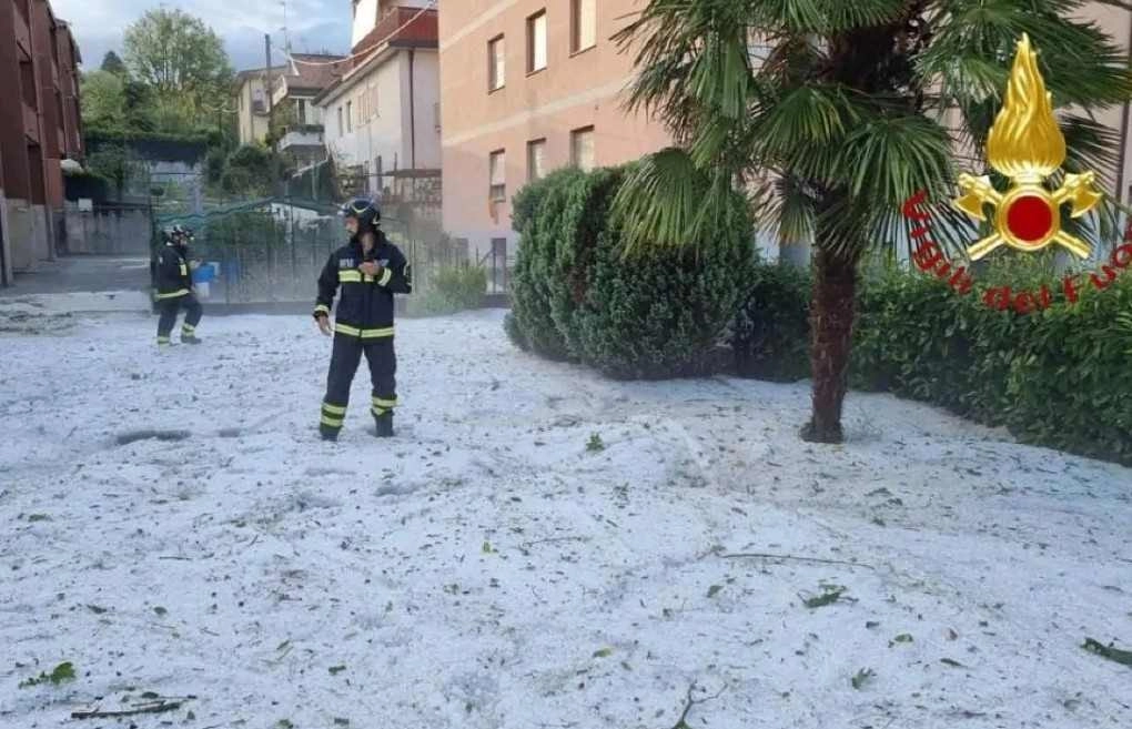 Απίστευτη χαλαζόπτωση ξέσπασε στην Σέννα Κομάσκο της Ιταλίας : Χείμαρρος εισέβαλε σε σπίτι και κυριολεκτικά το διέλυσε 