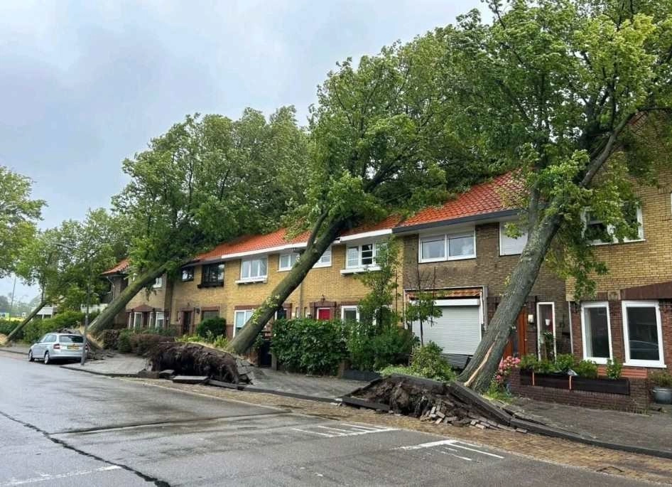 Σφοδρή κακοκαιρία πλήττει την Ολλανδία : Άνεμοι πάνω από 140χλμ/ώρα - Ακυρώθηκαν 300 πτήσεις στο αεροδρόμιο Σχίπχολ