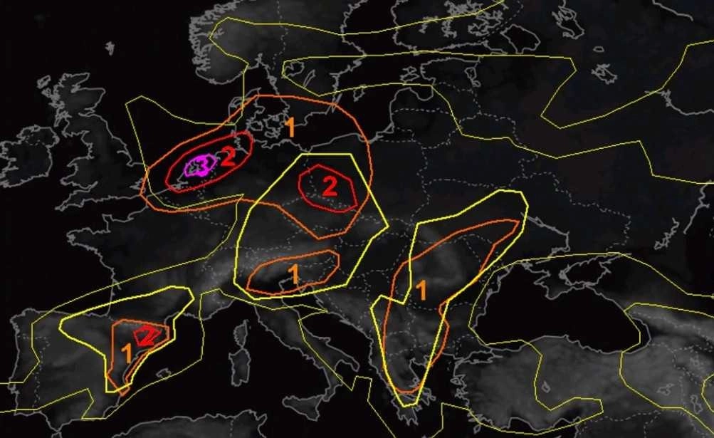 Σφοδρή κακοκαιρία πλήττει την Ολλανδία : Άνεμοι πάνω από 140χλμ/ώρα - Ακυρώθηκαν 300 πτήσεις στο αεροδρόμιο Σχίπχολ