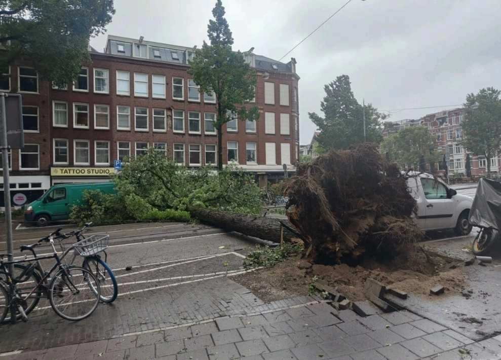 Ο κυκλώνας Poly σφυροκοπά την Ολλανδία και την Γερμανία με ανέμους σε επίπεδα τυφώνα : 2 νεκροί και 2 σοβαρά τραυματίες 