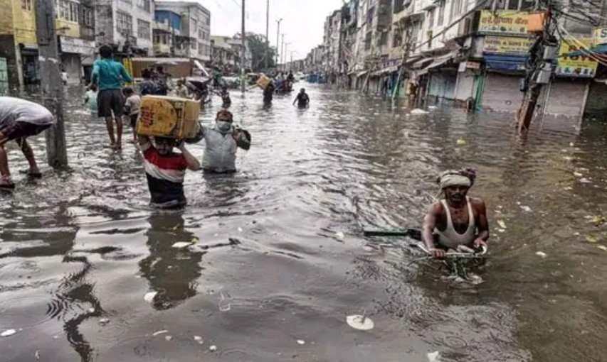 Ινδία : Οι χειρότερες βροχοπτώσεις των τελευταίων 40 ετών έπληξαν τα βόρεια τμήματα της χώρας με τουλάχιστον 15 νεκρούς 