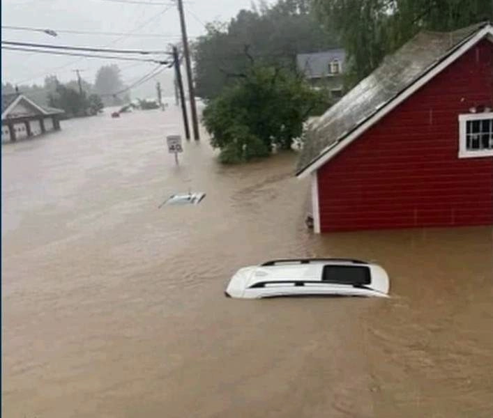 ΗΠΑ : Έπεσε ποσότητα βροχής δύο μηνών σε μόλις ένα 24ωρο στο Βερμόντ προκαλώντας καταστροφικές πλημμύρες