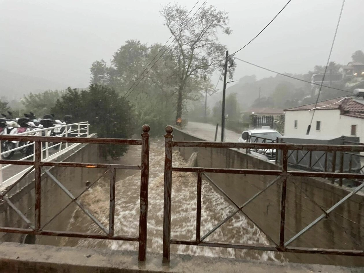 Εκτός ελέγχου η κατάσταση στην Σκιάθο από την κακοκαιρία - Οδηγοί εγκλωβίστηκαν μέσα στα οχήματά τους