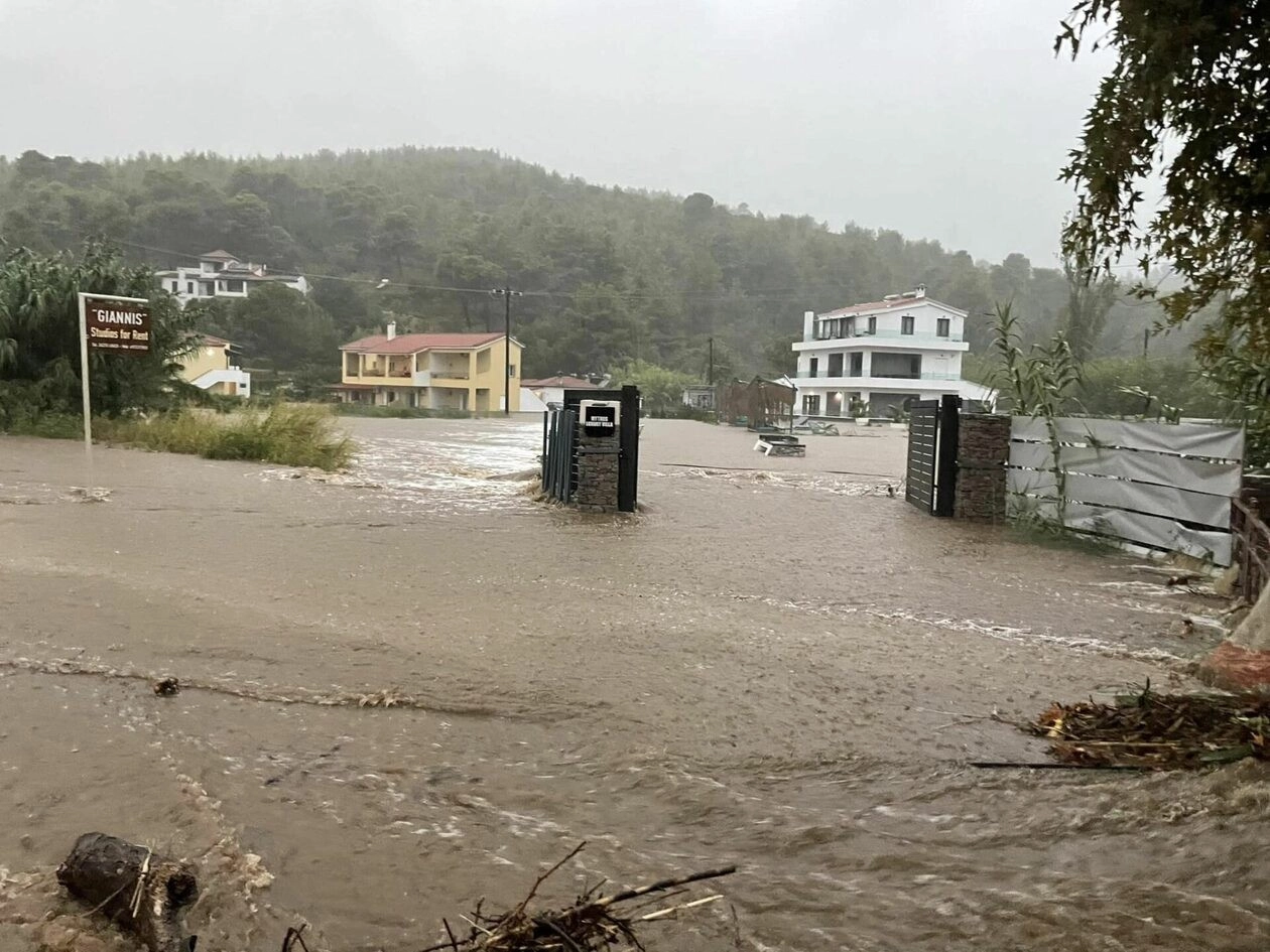 Εκτός ελέγχου η κατάσταση στην Σκιάθο από την κακοκαιρία - Οδηγοί εγκλωβίστηκαν μέσα στα οχήματά τους