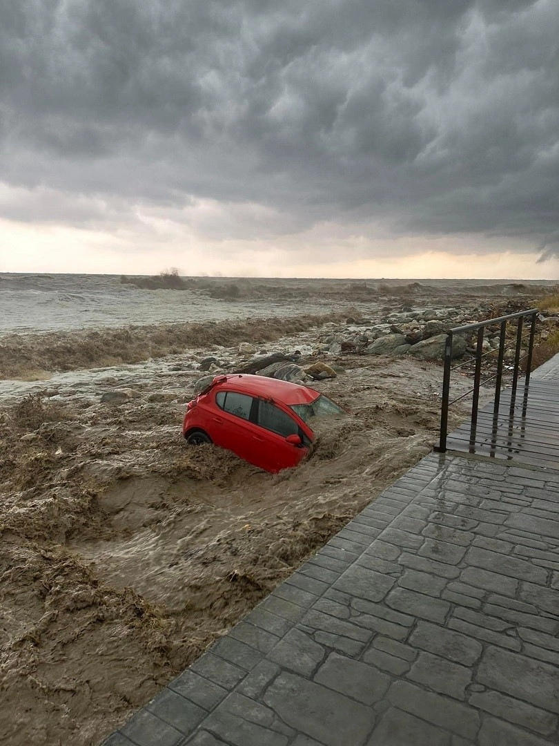 Συναγερμός σε Βόλο, Πήλιο - Ένας νεκρός, εγκλωβισμένοι και σκηνές χάους