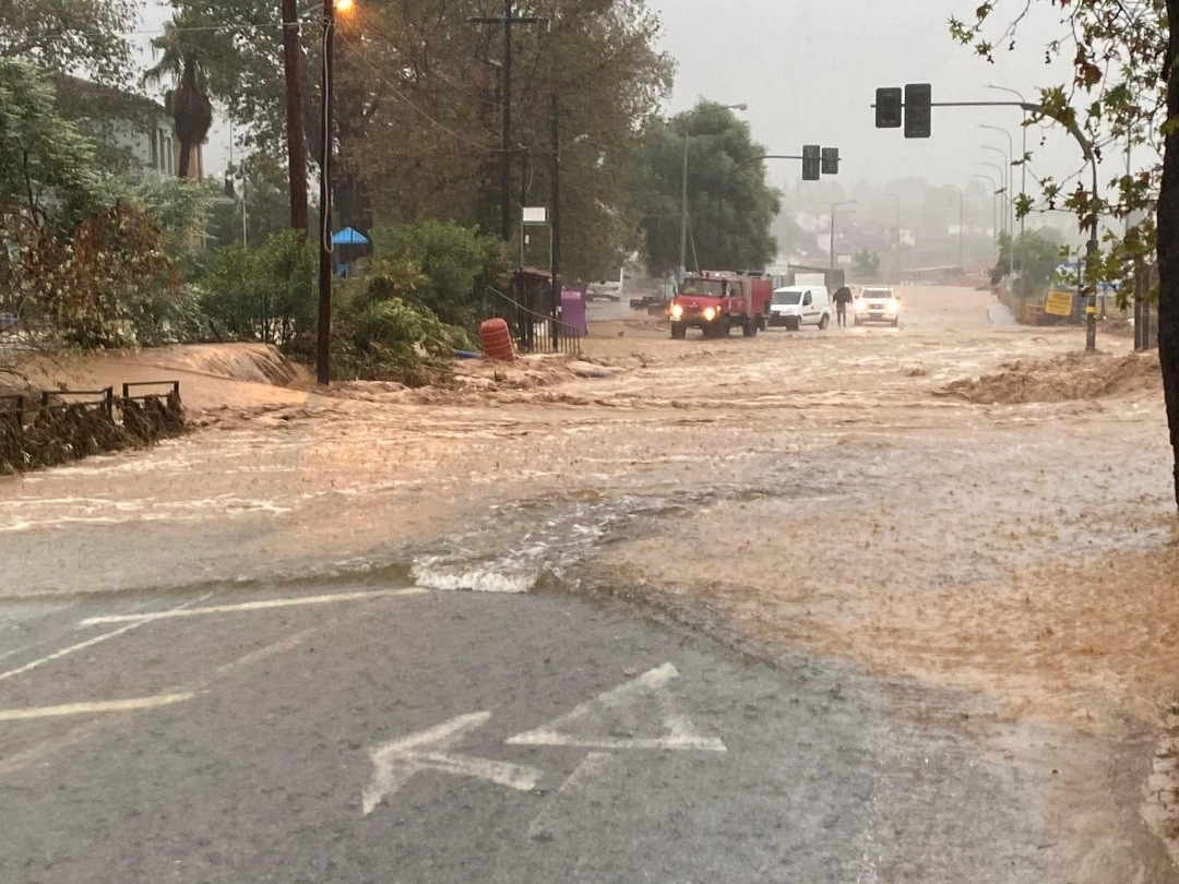 Συναγερμός σε Βόλο, Πήλιο - Ένας νεκρός, εγκλωβισμένοι και σκηνές χάους