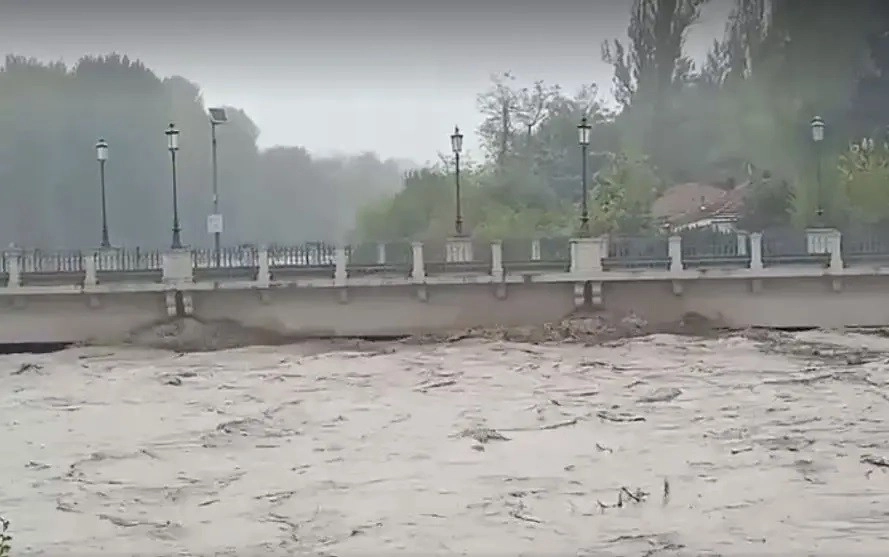 Ιταλία : Δραματική η κατάσταση από τις καταρρακτώδεις βροχές στην περιφέρεια Αιμιλία Ρομάνια  - Κατέρρευσε γέφυρα στην Πάρμα  