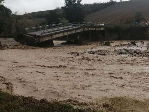 Ιταλία : Δραματική η κατάσταση από τις καταρρακτώδεις βροχές στην περιφέρεια Αιμιλία Ρομάνια  - Κατέρρευσε γέφυρα στην Πάρμα  