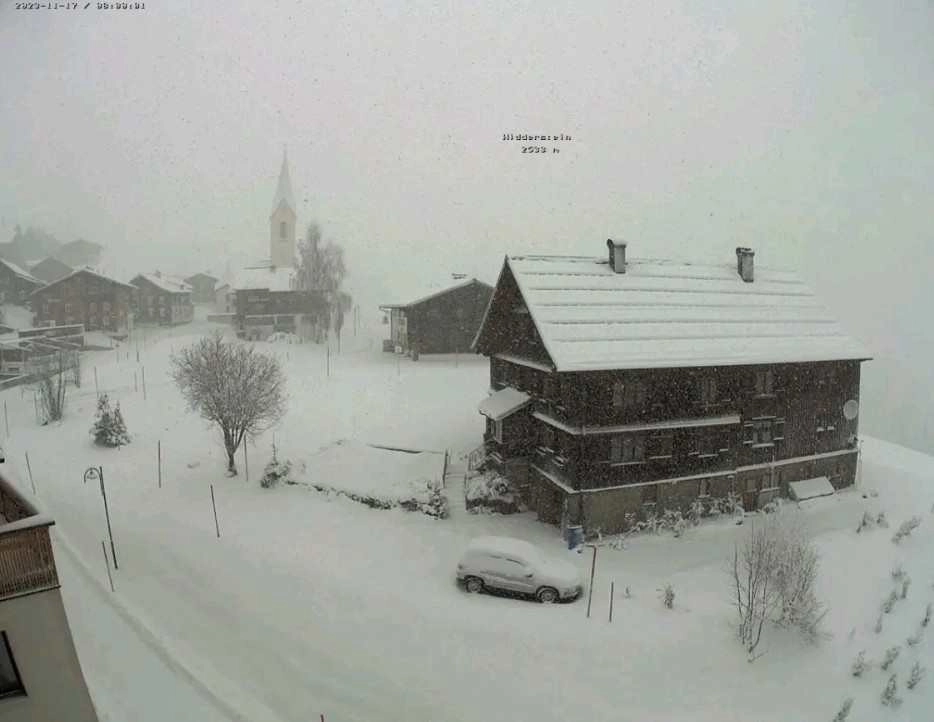 Ευρώπη : Πυκνές χιονοπτώσεις στα ορεινά - ημιορεινά της Αυστρίας και της Ελβετίας και άνεμοι σε επίπεδα τυφώνα - Ένας νεκρός