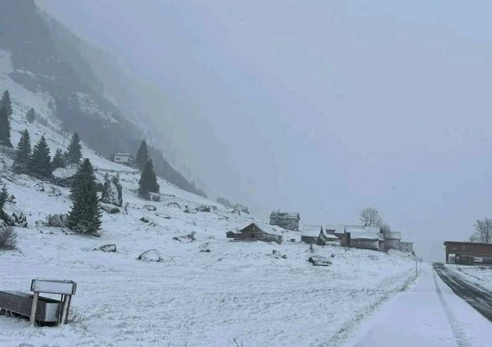 Ευρώπη : Πυκνές χιονοπτώσεις στα ορεινά - ημιορεινά της Αυστρίας και της Ελβετίας και άνεμοι σε επίπεδα τυφώνα - Ένας νεκρός