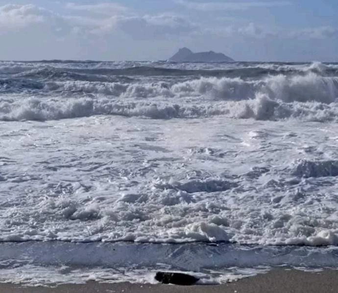 Λευκός αφρός κάλυψε παραλία στην Κρήτη μετά την κακοκαιρία - Τι είναι το φαινόμενο Cappuccino Coat