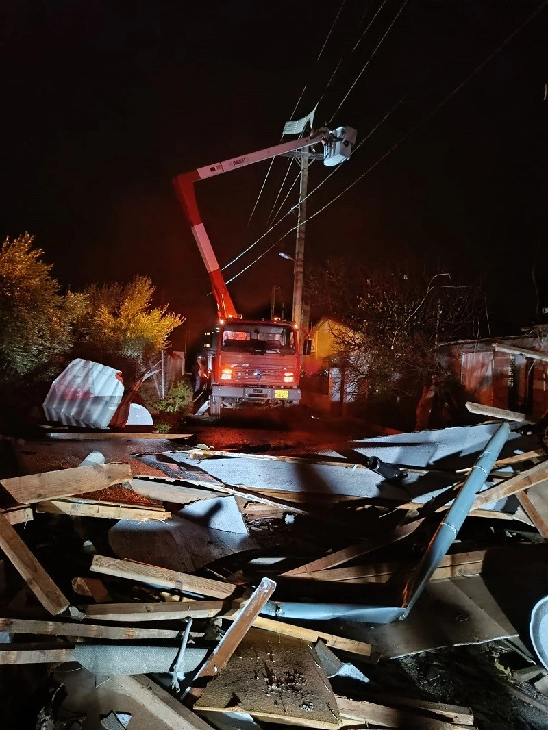 Ανεμοστρόβιλος διέλυσε σπίτι εξαμελούς οικογένειας στην Βάρη.