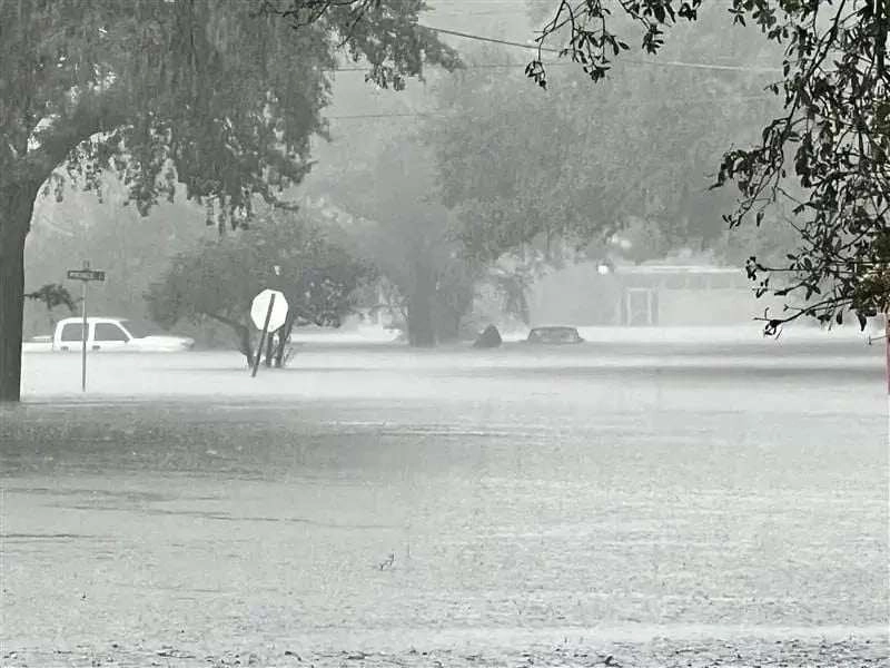 ΗΠΑ : Εκτεταμένες πλημμύρες και χάος στους δρόμους από τις ισχυρές βροχές και τους θυελλώδεις ανέμους στην Νότια Καρολίνα