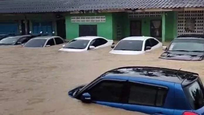 Καταρρακτώδεις βροχές έπληξαν την Ταϊλάνδη : 6 νεκροί και χιλιάδες άνθρωποι αναγκάστηκαν να εγκαταλείψουν τα σπίτια τους