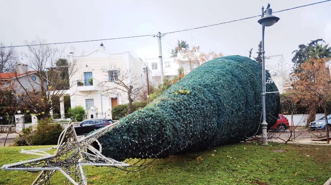 Το ισχυρό μπουρίνι έριξε το χριστουγεννιάτικο δέντρο στη Φιλοθέη - Δείτε φωτογραφίες   