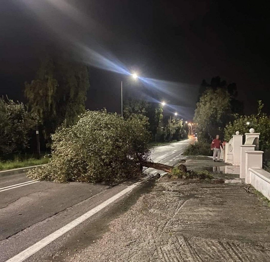 Ανεμοστρόβιλος χτύπησε την πόλη της Ρόδου. Δείτε το Βίντεο.